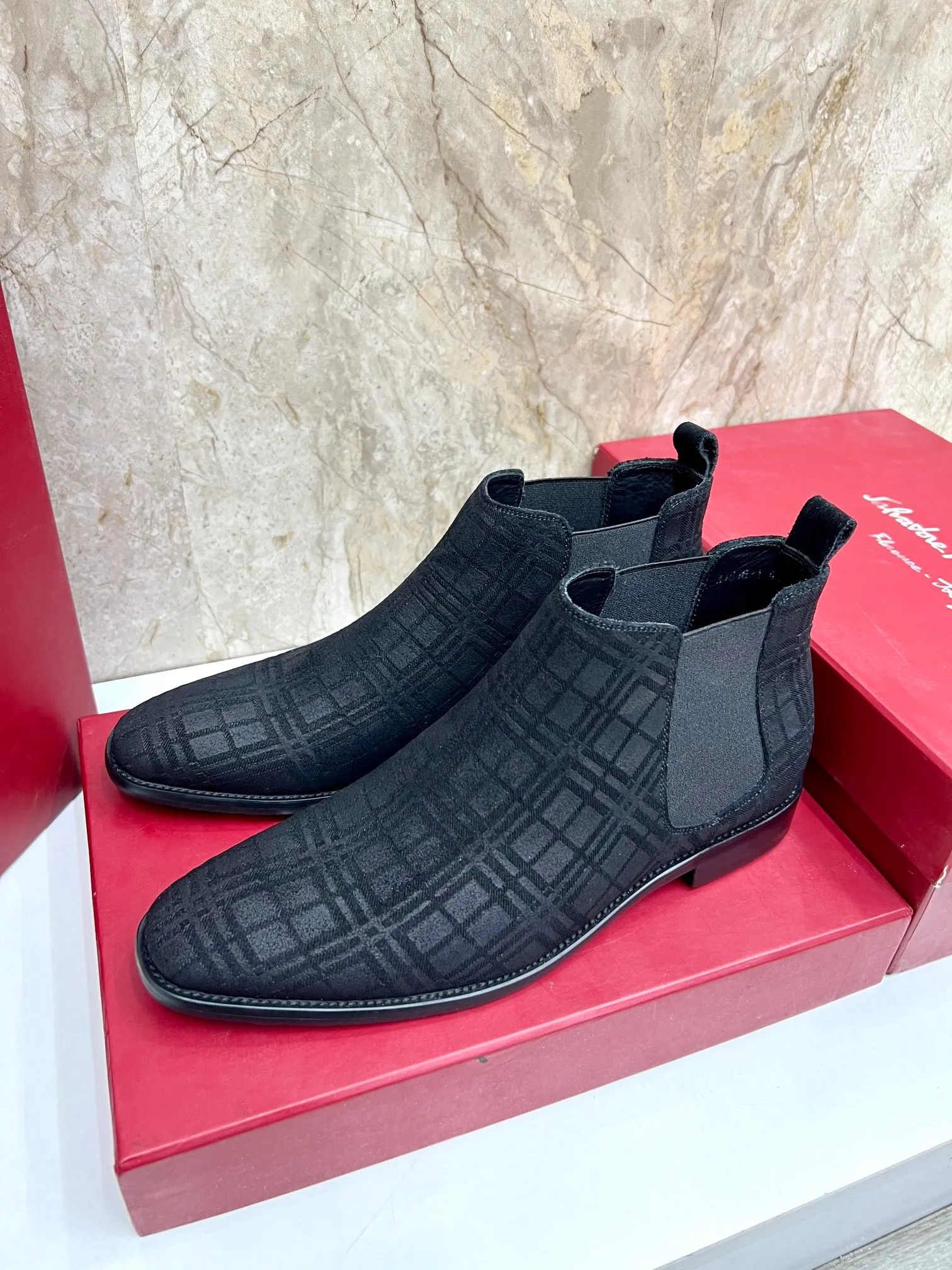 Original order quality: Men's shoes 💰700 Brand: Ferragamo (Ferragamo) One size larger: Men's size 38-44 (45 customized) Grade: Same style as the official website High-end men's shoes Material: Original cowhide, cowhide lining, original outsole Style category: Chelsea men's boots Fashion trend Color: Actual picture